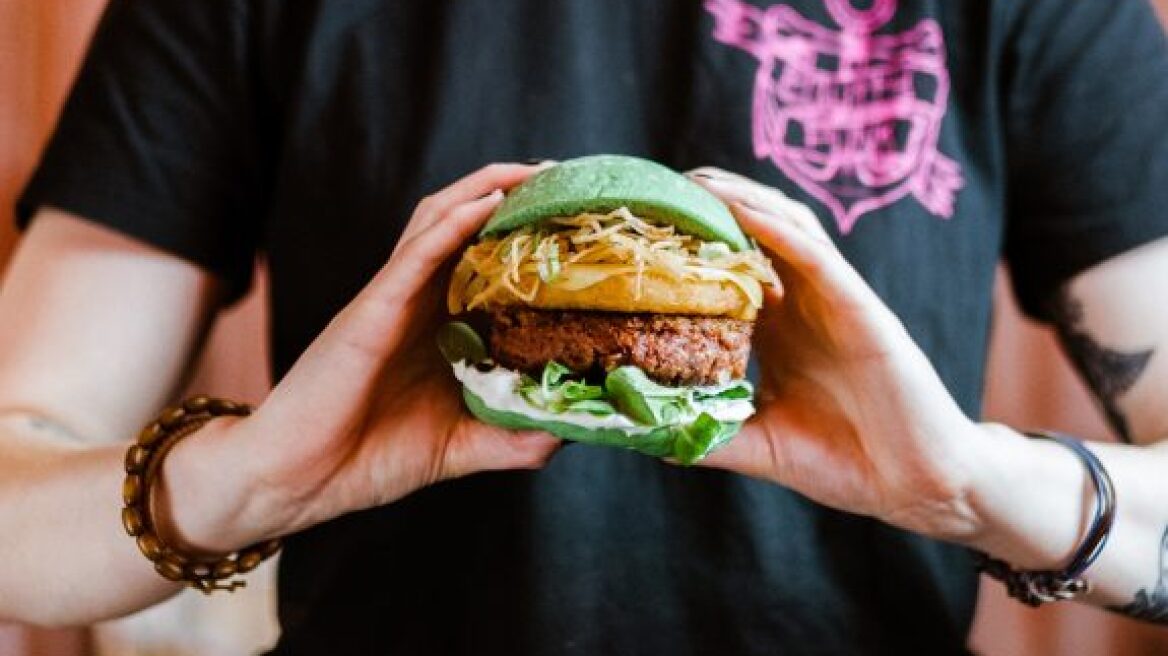 Vegan burger με… κρέας διχάζει τους χρήστες του διαδικτύου