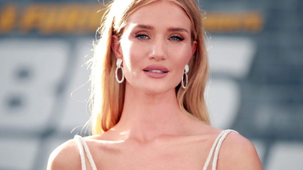 Αυτή είναι η stay-at-home εμφάνιση της Rosie Huntington 