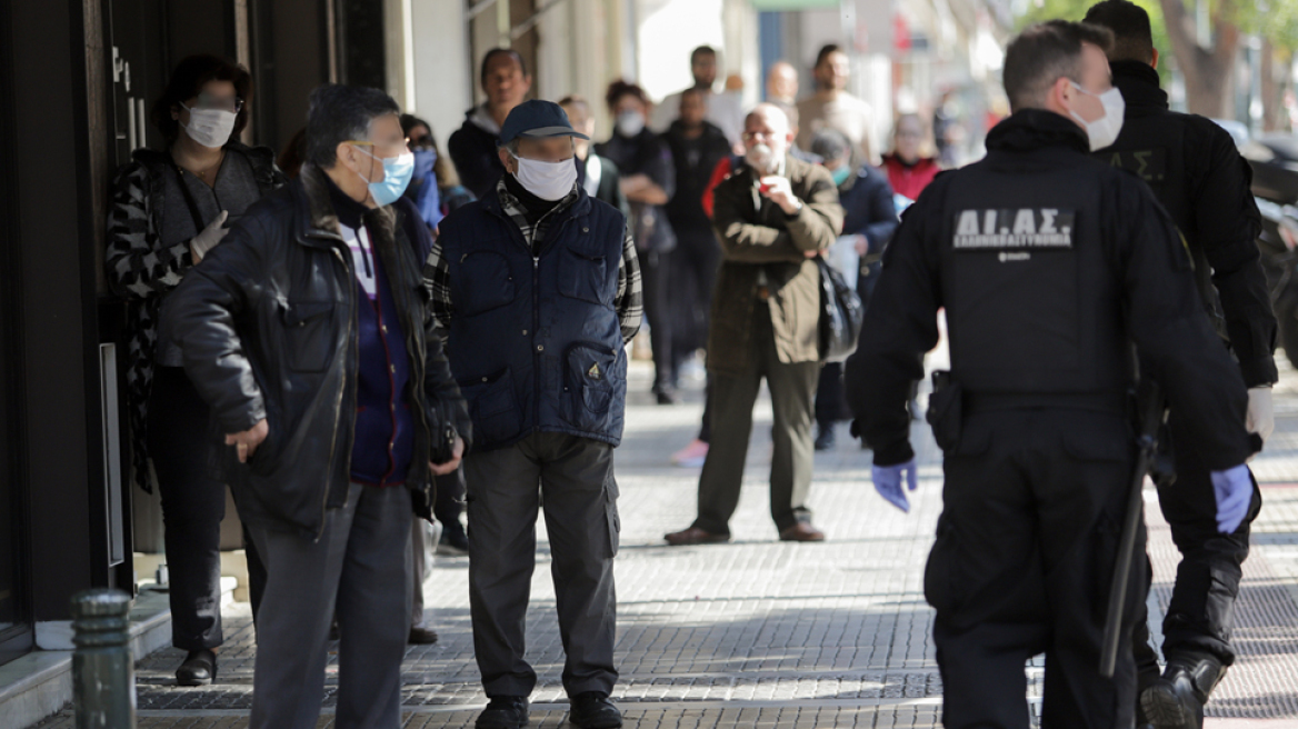 Κορωνοϊός: Μεγάλες ουρές και σήμερα έξω από τις τράπεζες 