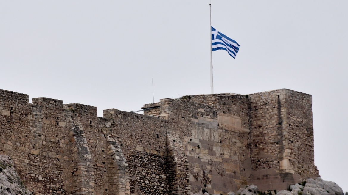 Μανώλης Γλέζος: Μεσίστια η σημαία στην Ακρόπολη για την κηδεία του