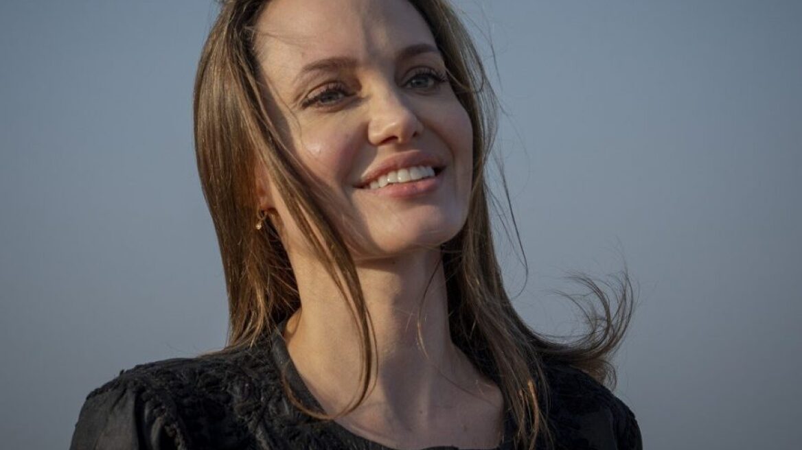 H Angelina Jolie φοράει αυτό το άνετο σύνολο εδώ και χρόνια