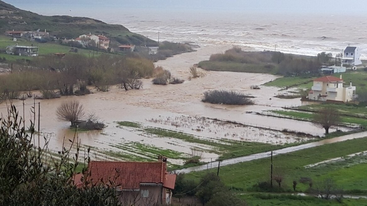 Καιρός - Εύβοια: Μεγάλες πλημμύρες και απεγκλωβισμοί κατοίκων