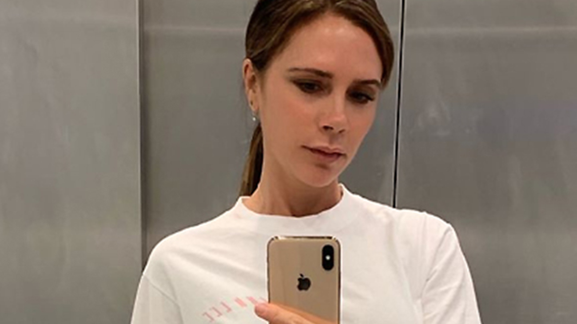 H Victoria Beckham μόλις έβαψε τα λευκά T-shirts της με την τεχνική tie-dye και το αποτέλεσμα είναι εντυπωσιακό