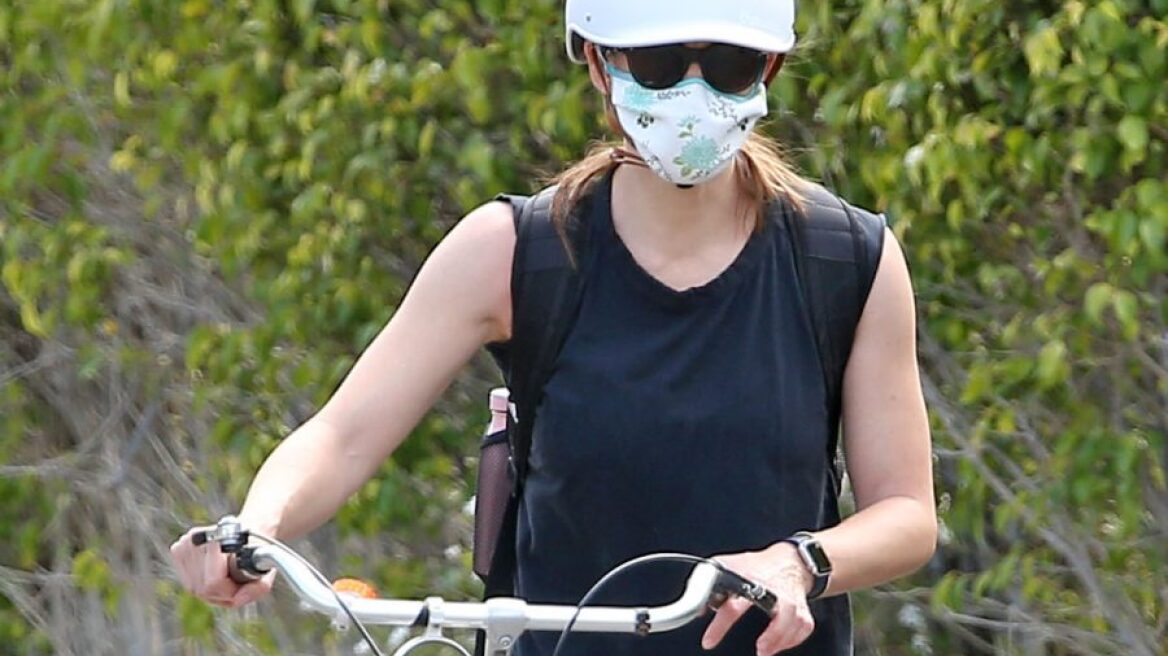 H Jennifer Garner βγήκε για ποδήλατο με athleisure εμφάνιση και μάσκα