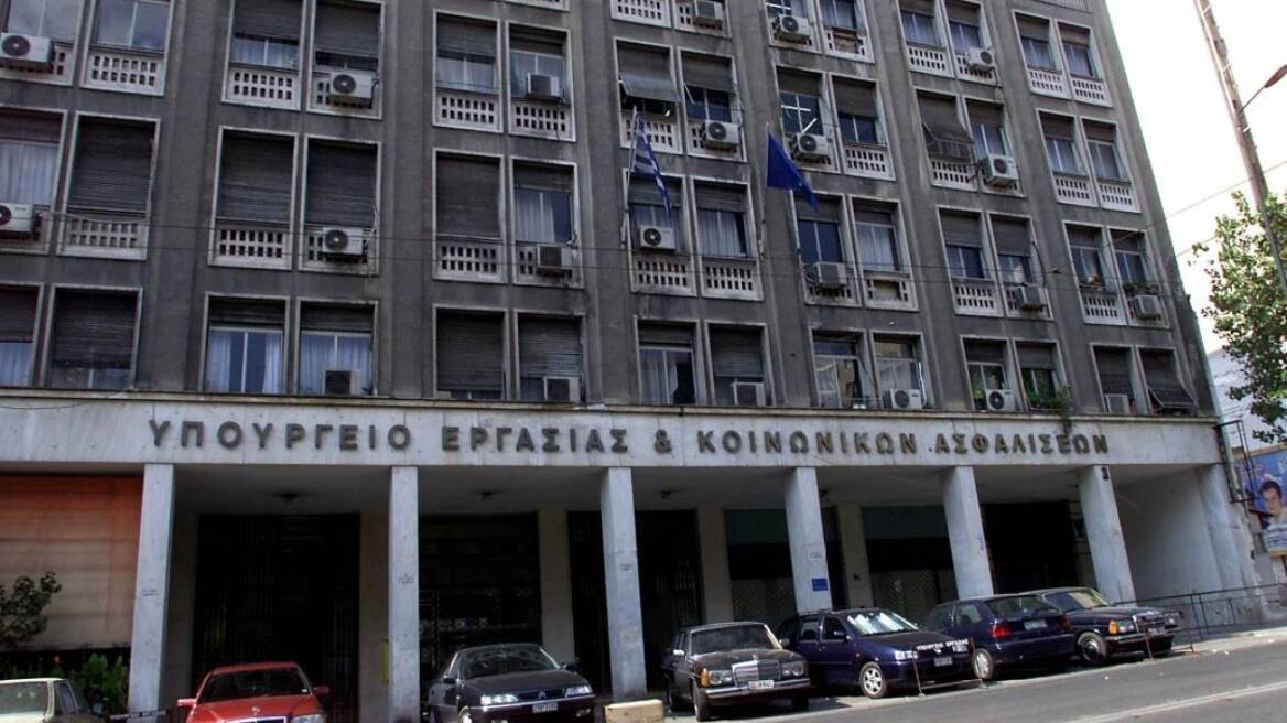 Κορωνοϊός: Εγκύκλιος του υπουργείου Εργασίας θα ξεκαθαρίσει ποιοι μπορούν να πάρουν το 800άρι και παράλληλα να εργαστούν 