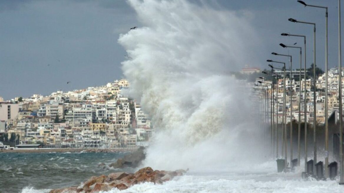 Καιρός: Οι θυελλώδεις άνεμοι «σάρωσαν» την επικράτεια - Έως και 9 μποφόρ την Τετάρτη