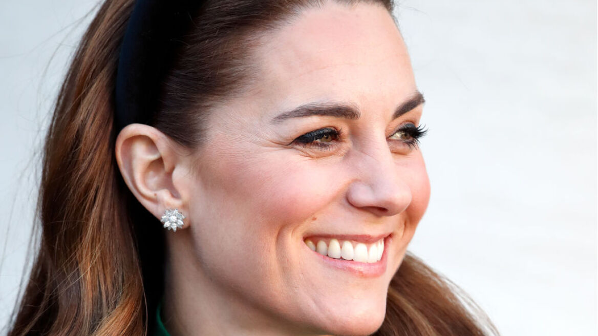 H Kate Middleton φόρεσε κίτρινο τοπ και χρυσά σκουλαρίκια για ένα zoom call