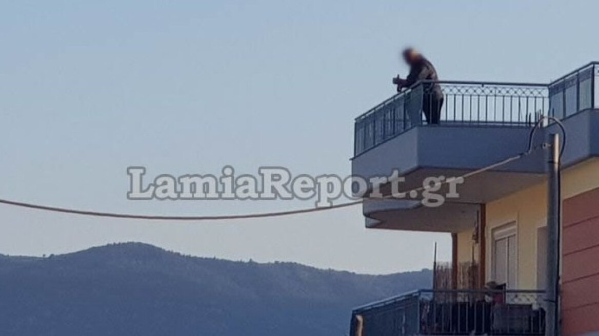 Λαμία: Έσκισε τα λάστιχα δύο αυτοκινήτων, απείλησε νεαρό και ανέβηκε στην ταράτσα με το μαχαίρι