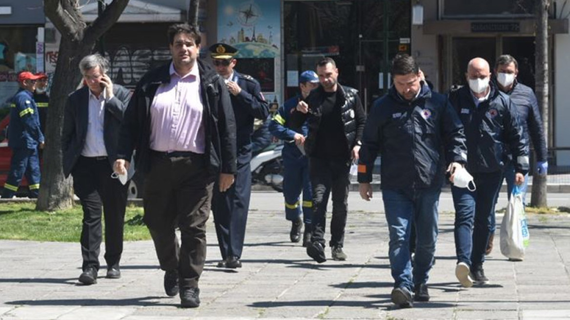 Κορωνοϊος: Στον οικισμό των Ρομά στη Λάρισα Χαρδαλιάς και Τσιόδρας 