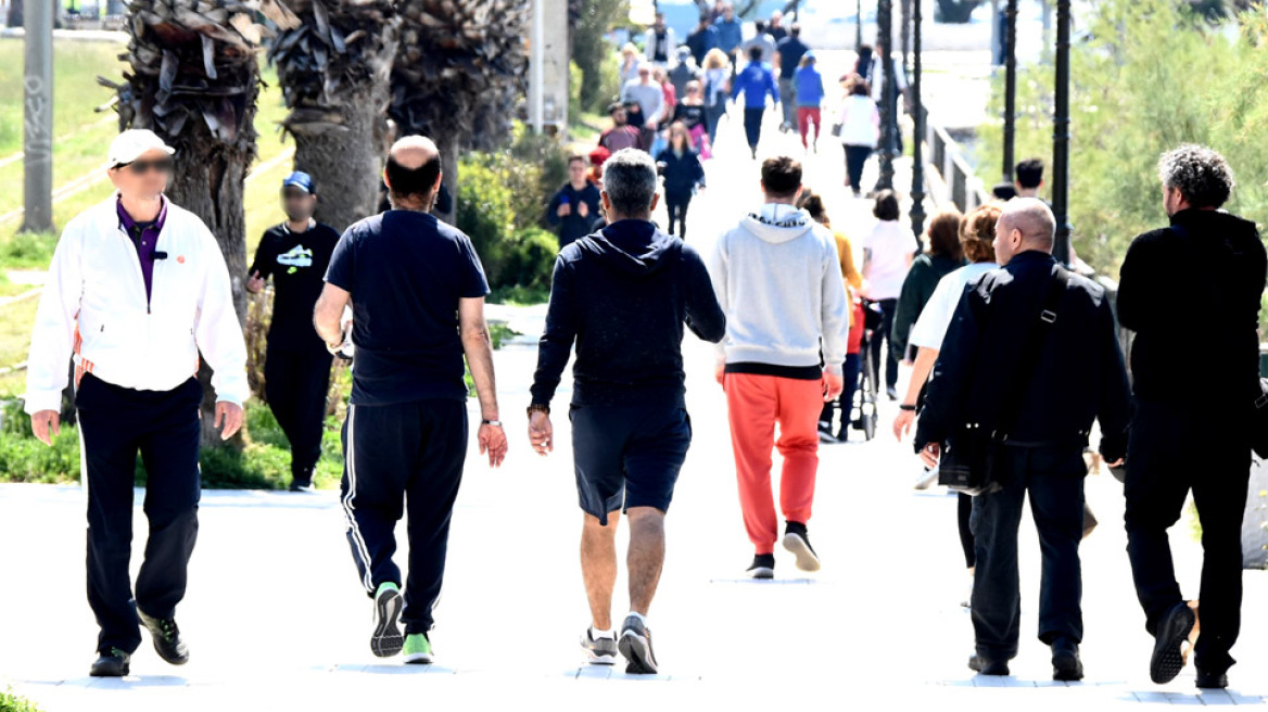 Απαγόρευση κυκλοφορίας: Η καλοκαιρία έβγαλε κόσμο έξω - Δείτε φωτογραφίες