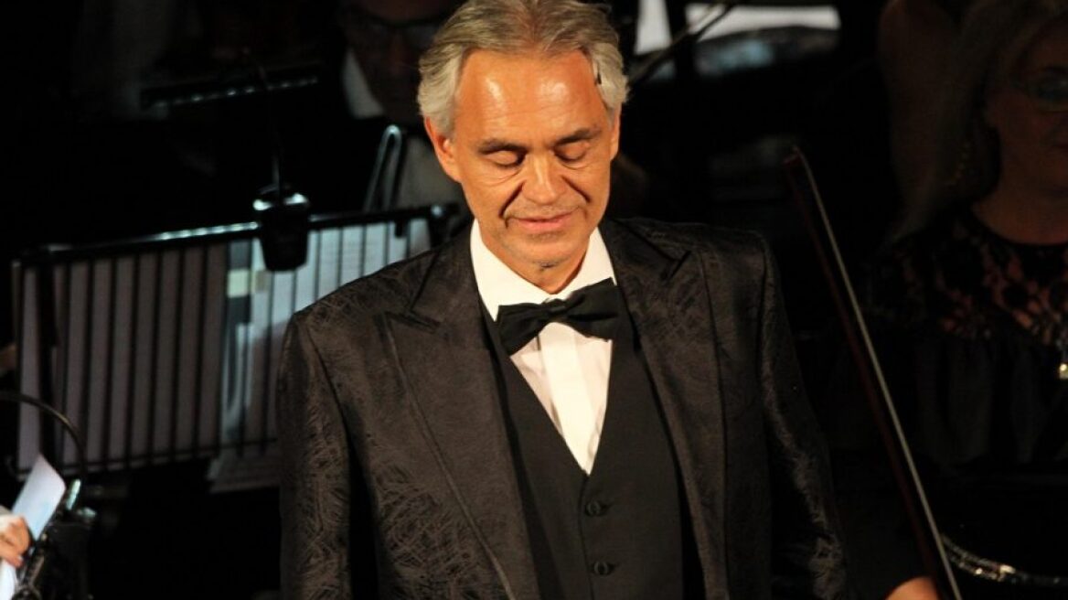 2.800.000 άνθρωποι άκουσαν τον Andrea Bocelli να τραγουδά live από τον άδειο καθρεδικό ναό Duomo του Μιλάνου