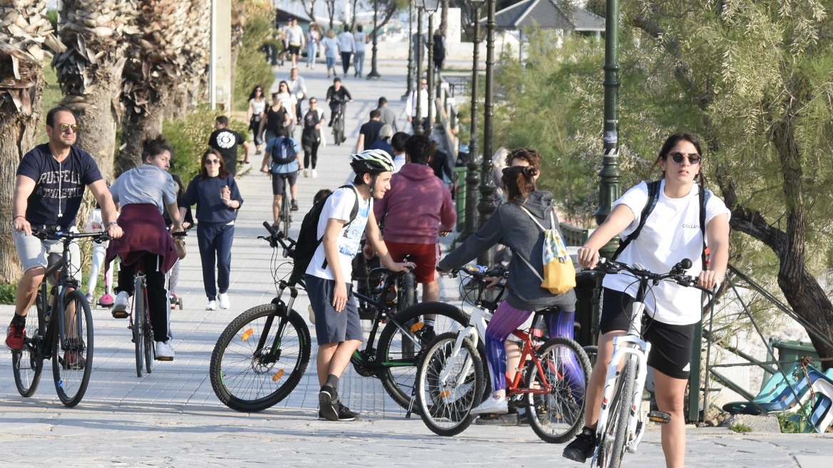 Μέτρα για τον κορωνοϊό - Φλοίσβος: Εικόνες συνωστισμού για δεύτερη συνεχόμενη ημέρα 