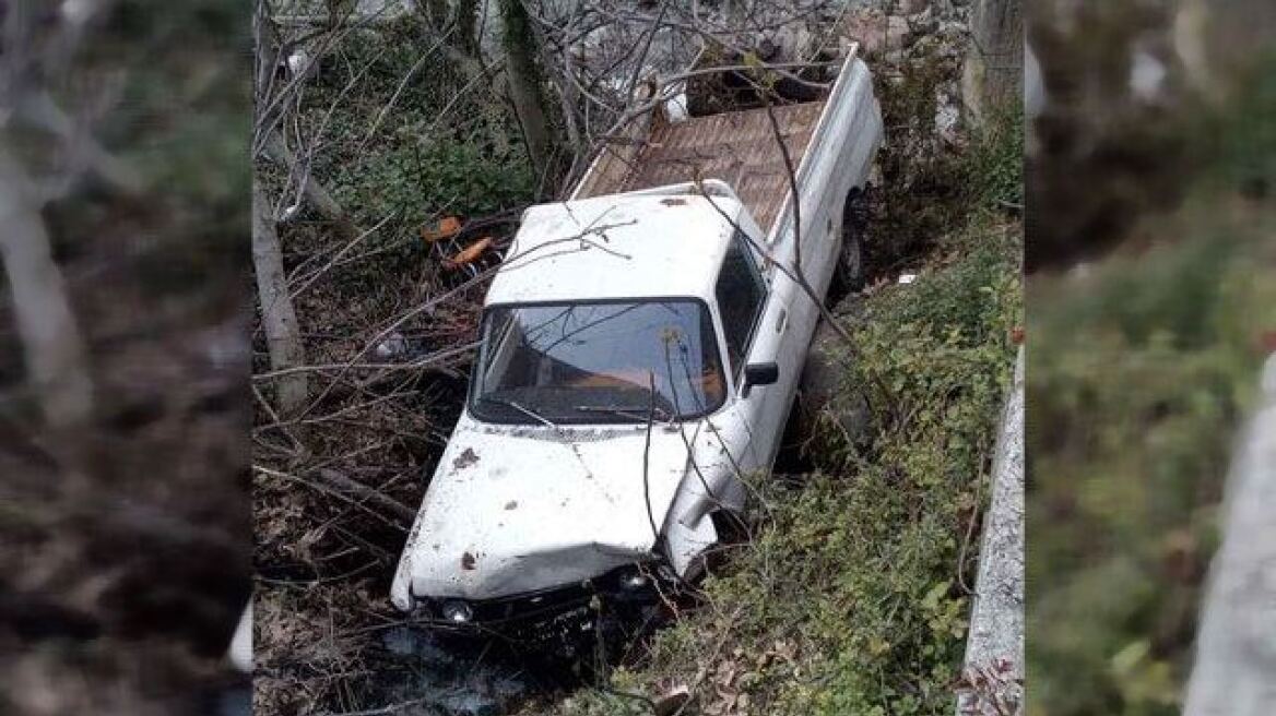 Σοβαρό τροχαίο στα Ψαχνά: Αγροτικό έπεσε σε ποτάμι (φωτ.)