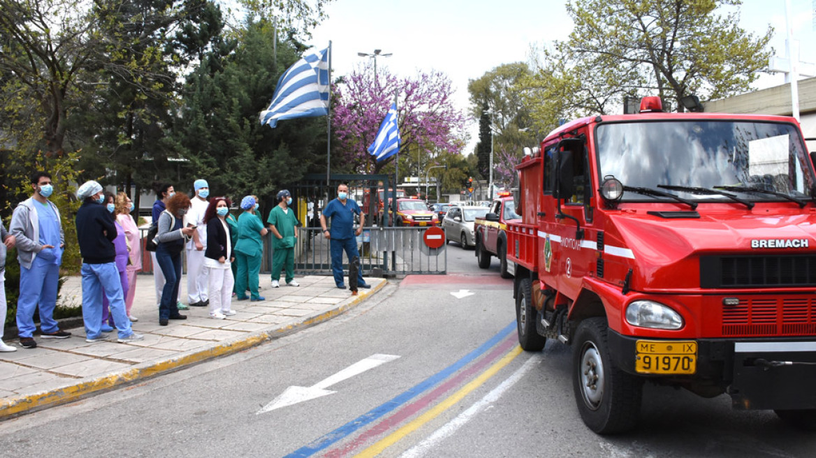 Κορωνοϊός: Πυροσβέστες είπαν «ευχαριστώ» στους γιατρούς και τους νοσηλευτές του «Σωτηρία» - Δείτε βίντεο