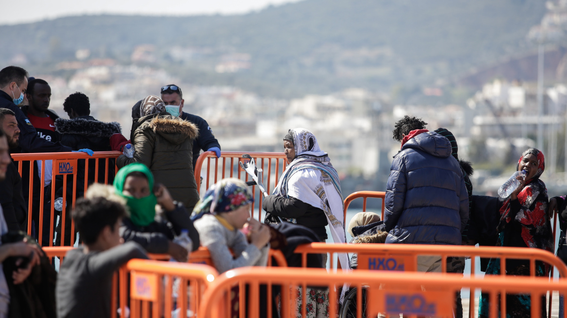 Μετανάστες στα νησιά: Μεταφέρονται στην ηπειρωτική Ελλάδα 2.380 αιτούντες άσυλο