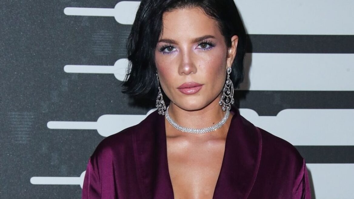 Η Halsey περνά την καραντίνα ποζάροντας topless στο μπάνιο του σπιτιού της