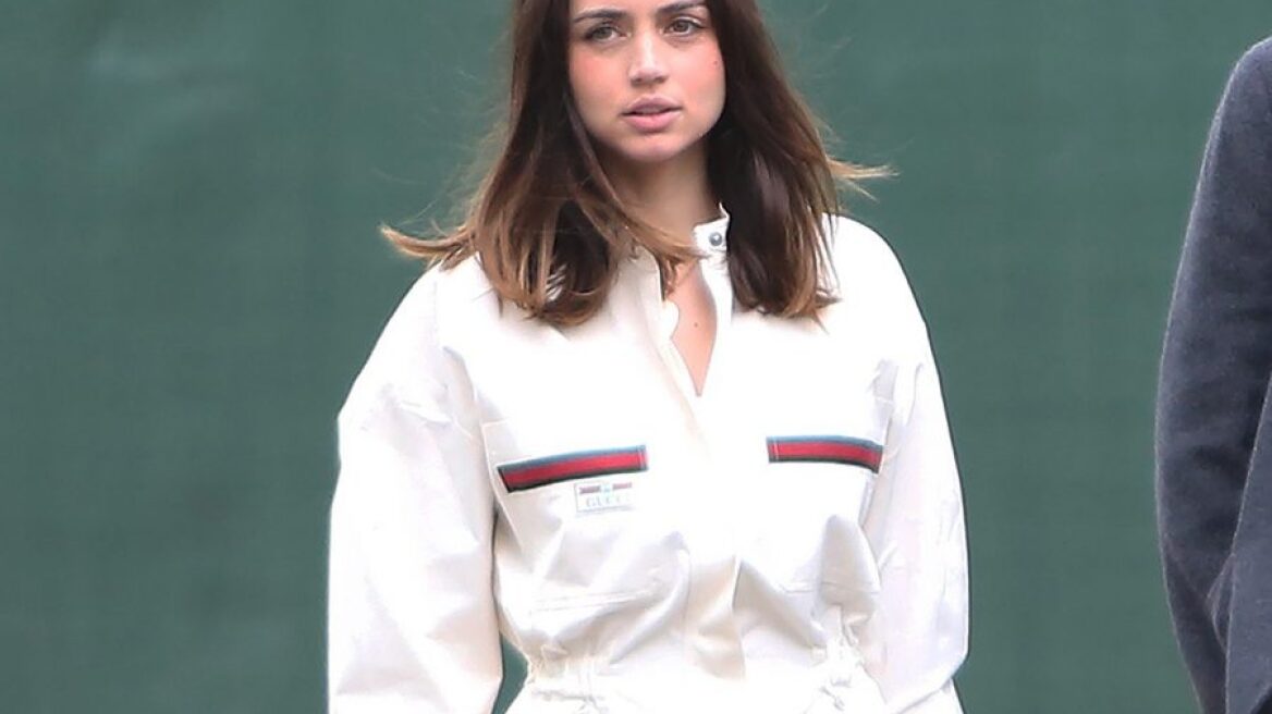 Το look καραντίνας της Ana De Armas περιλαμβάνει μια Gucci φόρμα 1.800 ευρώ