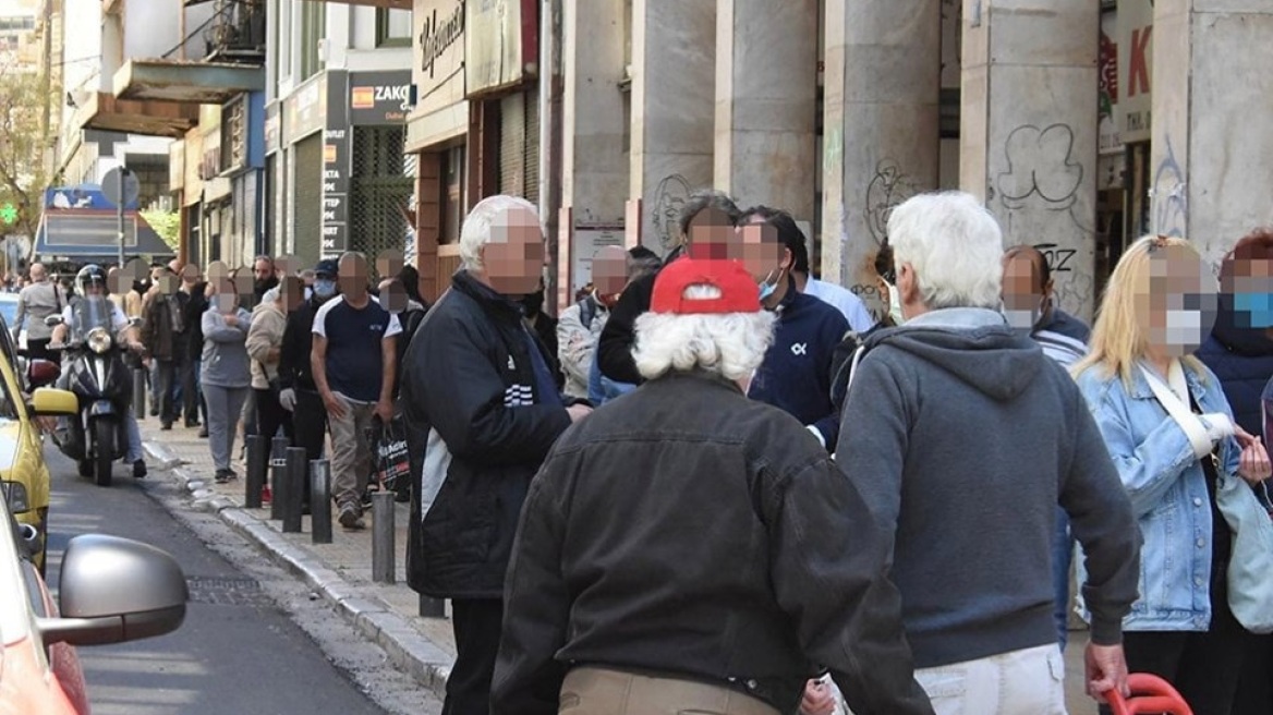 Μεγάλες ουρές και χωρίς αποστάσεις και στη Βαρβάκειο