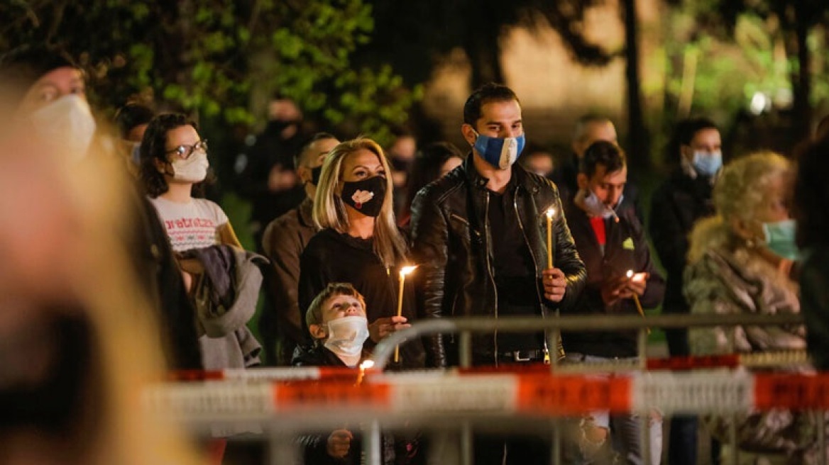 Κορωνοϊός - Bουλγαρία: Εκατοντάδες πιστοί, αψηφώντας τα μέτρα, συνέρρευσαν σε εκκλησίες