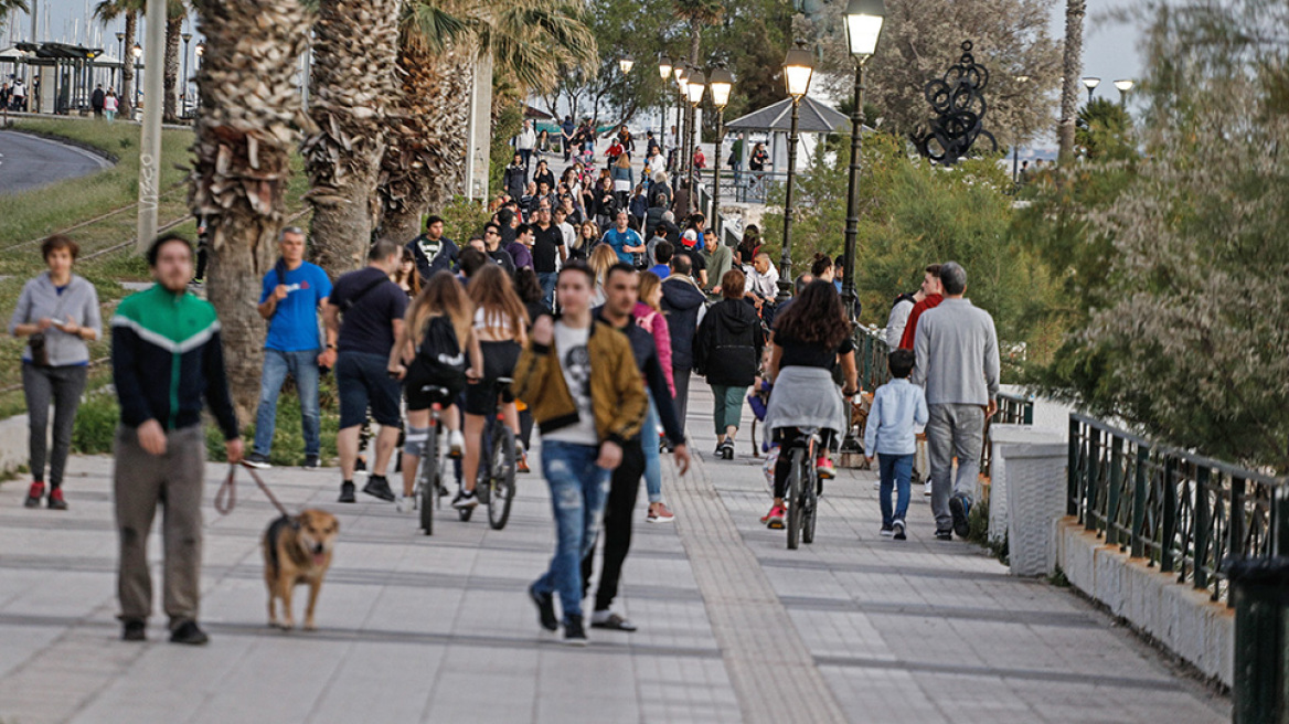 Κορωνοϊός: Μετά τον οβελία, οι Αθηναίοι «εξόρμησαν» στον Φλοίσβο - Νέες εικόνες συνωστισμού χωρίς μέτρα προστασίας!