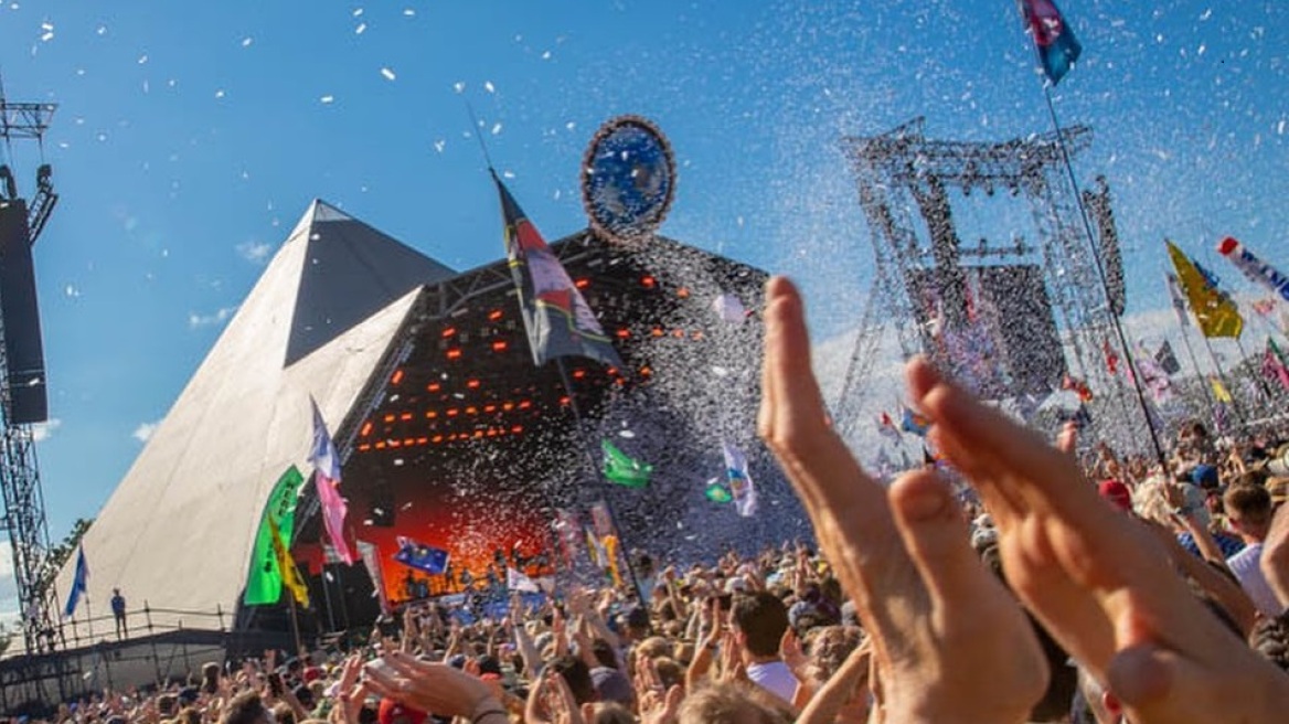 Το Glastonbury Festival μοιράζεται λίστες με μουσική των καλλιτεχνών που θα έπαιζαν σε αυτό