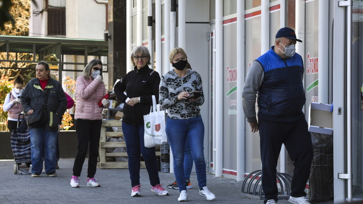 Κορωνοϊός: Επαναφέρουν περιοριστικά μέτρα στα Σκόπια λόγω της απότομης αύξησης κρουσμάτων