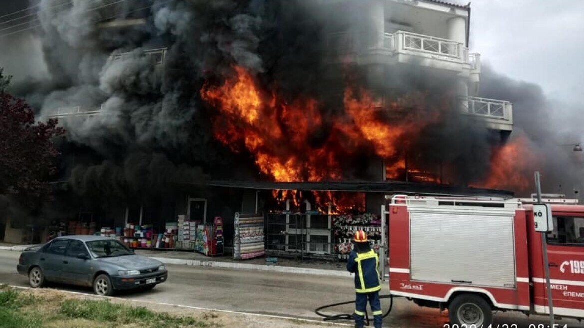 Συναγερμός στη Βάρδα Ηλείας: Σε εξέλιξη πυρκαγιά σε πολυκατάστημα οικιακών ειδών 