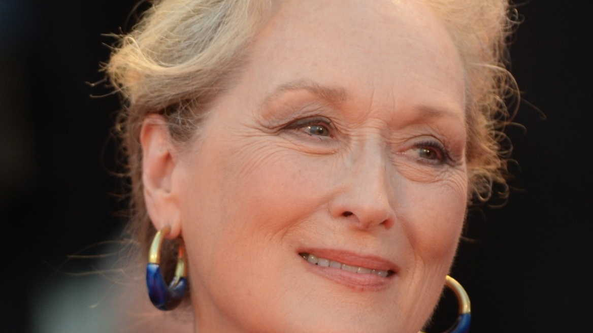 Η Meryl Streep πίνει και τραγουδά το «The Ladies Who Lunch» φορώντας το μπουρνούζι της