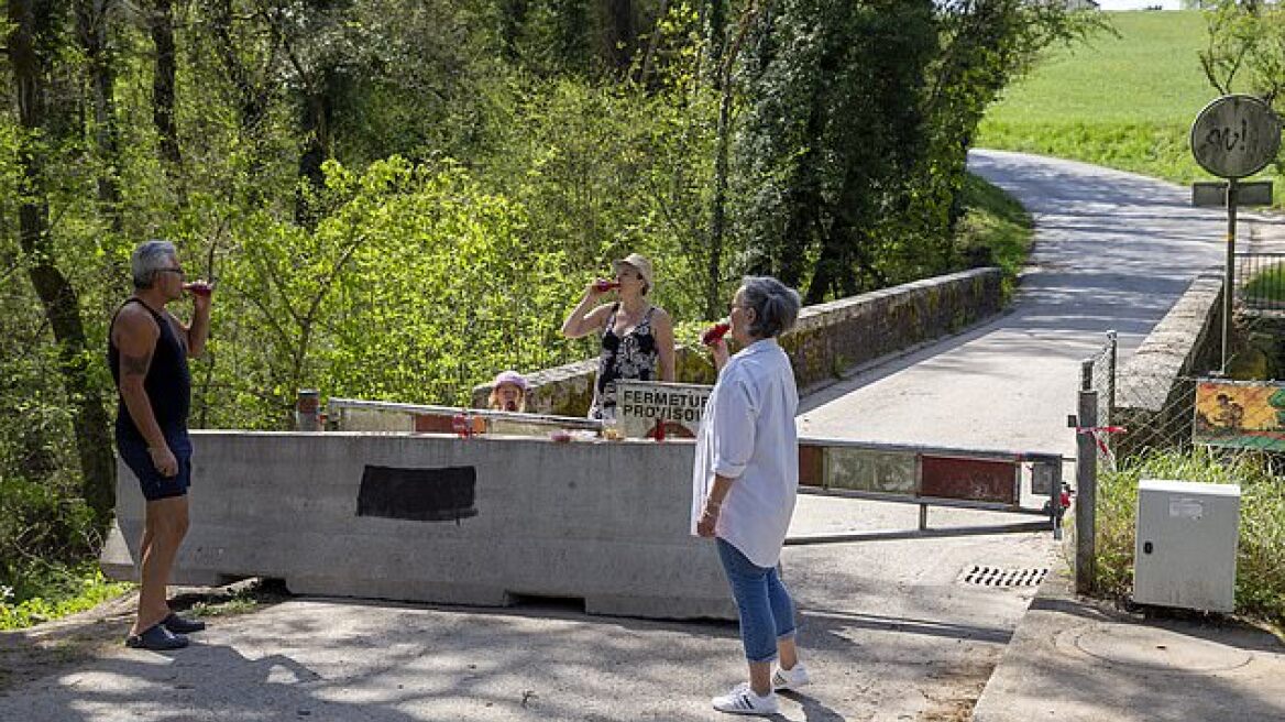 Κορωνοϊός: Στην Ελβετία οι παππούδες θα μπορούν να παίρνουν αγκαλιά τα εγγόνια τους 