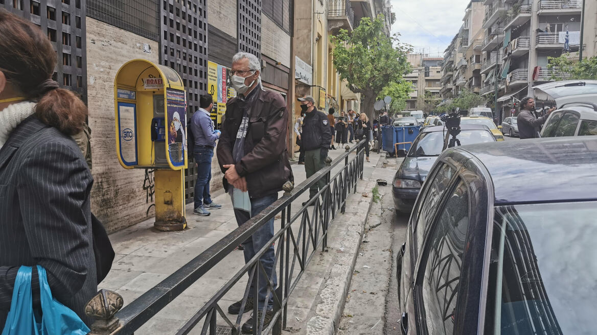 Άρση των μέτρων: Χάος στο υποθηκοφυλακείο Αθηνών - Από τις 5:30 το πρωί στήθηκαν στην ουρά