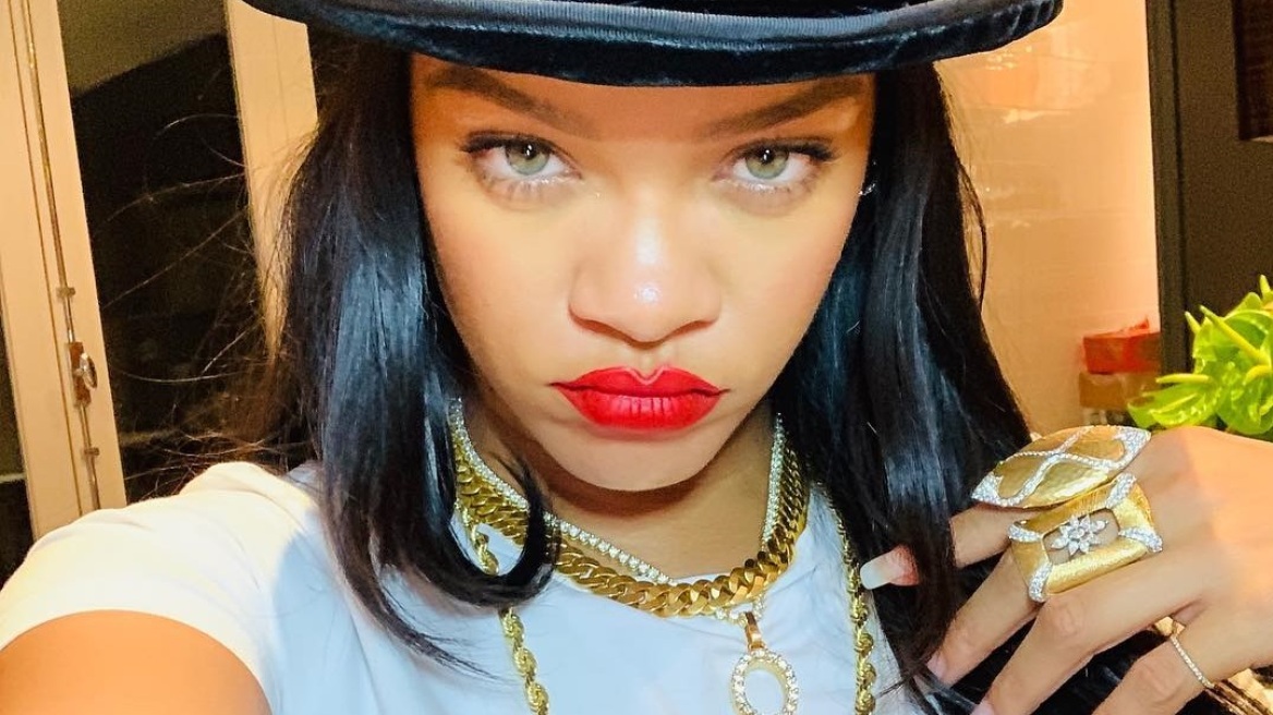 Η Rihanna αποκάλυψε πώς δείχνει άβαφη... με make up