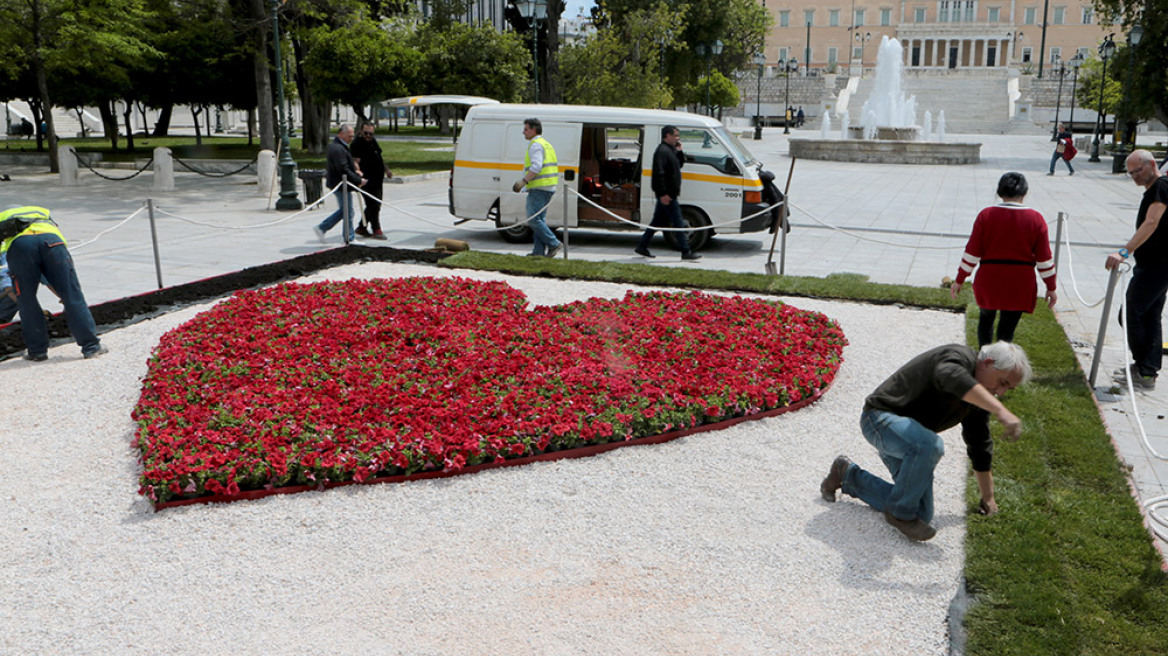 Φωτογραφίες: Μία κατακόκκινη καρδιά στην... Πλατεία Συντάγματος