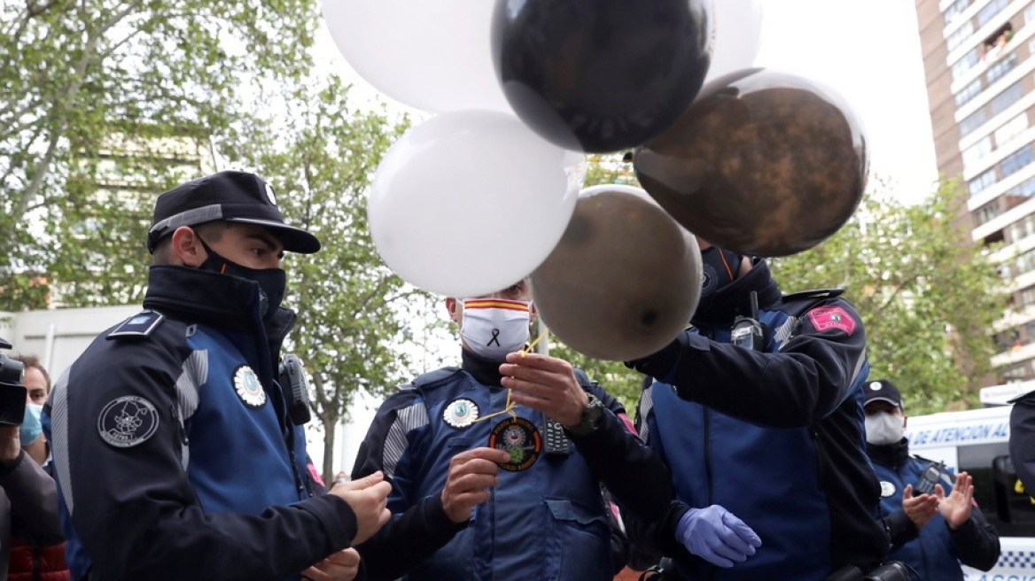 Κορωνοϊός - Ισπανία: Χειροκροτήματα για τους γιατρούς και τους νοσηλευτές στις εντατικές