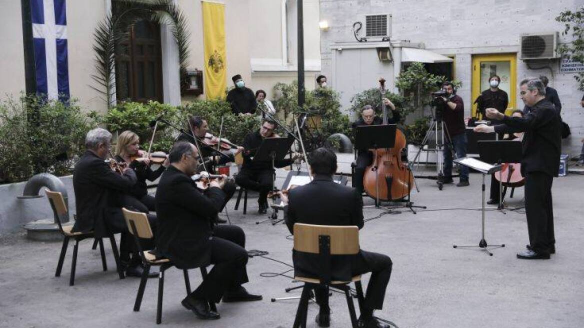 Η Χορωδία της ΕΡΤ τραγουδά για γιατρούς και νοσηλευτές στο Ασκληπιείο Βούλας