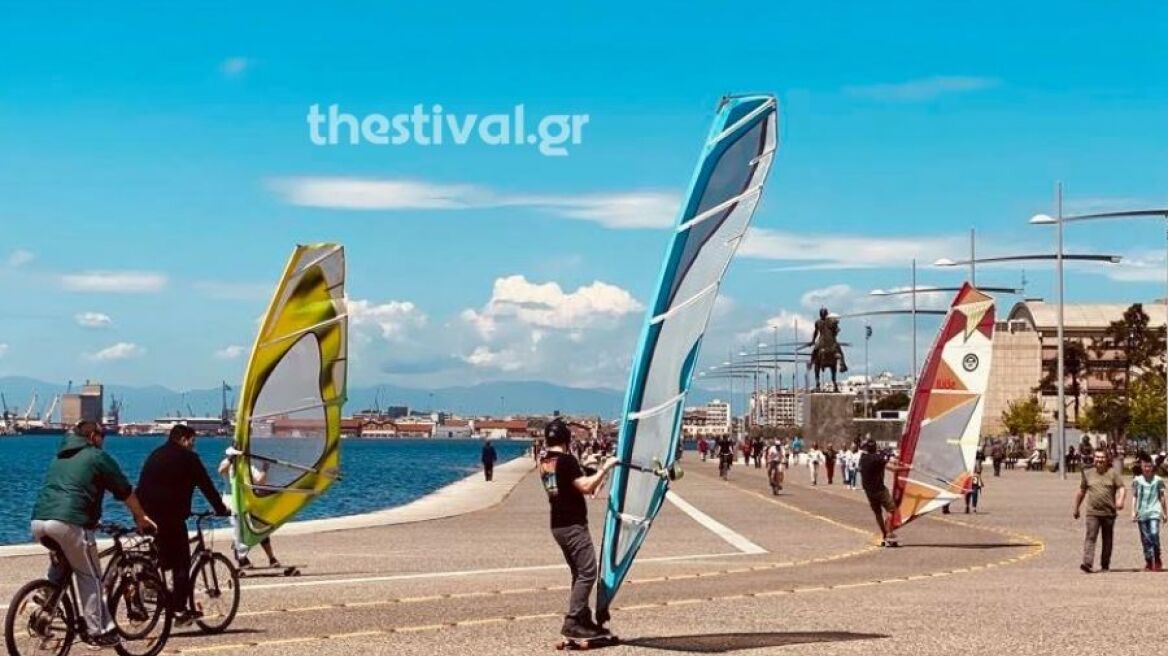 Θεσσαλονίκη: Βγήκαν στη στεριά οι windsurfers στη Νέα Παραλία