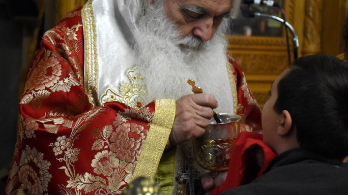 Κορωνοϊός - Εκκλησία: Η Θεία Κοινωνία πρέπει να αποφευχθεί, προειδοποιεί ο Μόσιαλος