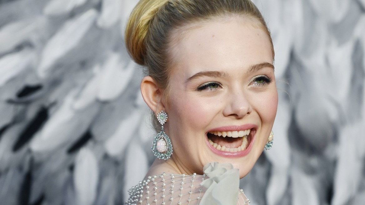 H Elle Fanning δημιούργησε ένα εντυπωσιακό monochromatic look μόνο με το κραγιόν της