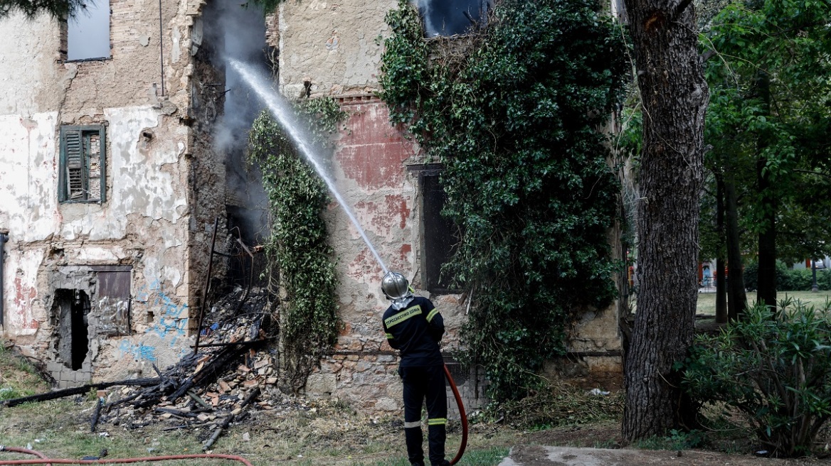 Υπό έλεγχο η φωτιά στην παλιά βίλα Κλωναρίδη στην Πατησίων 