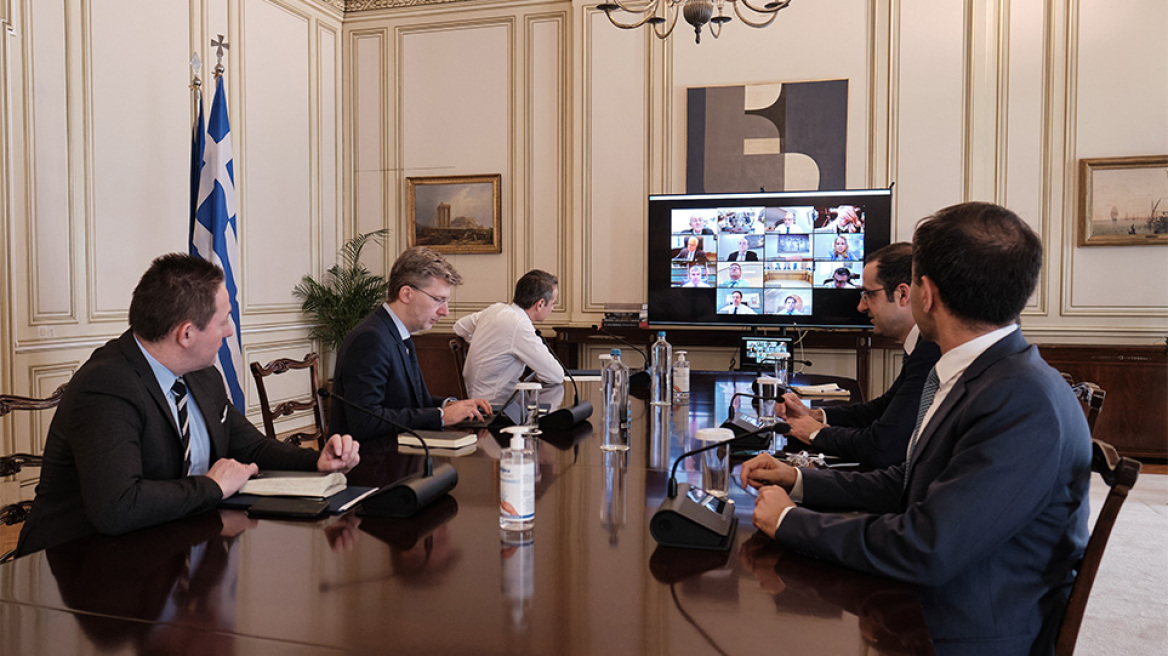 Τηλεδιάσκεψη Μητσοτάκη με τραπεζίτες: Λιγότερα δικαιολογητικά για τα δάνεια στήριξης της οικονομίας