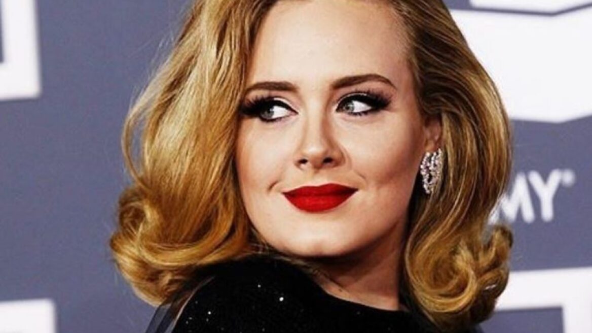 Αγνώριστη η Adele! Κούκλα, με μίνι φόρεμα και αναλογίες μοντέλου