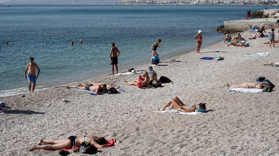 Κορωνοϊός και θάλασσα: Επιβιώνει ο ιός στην άμμο; - Τι πρέπει να προσέχουμε στην ηλιοθεραπεία