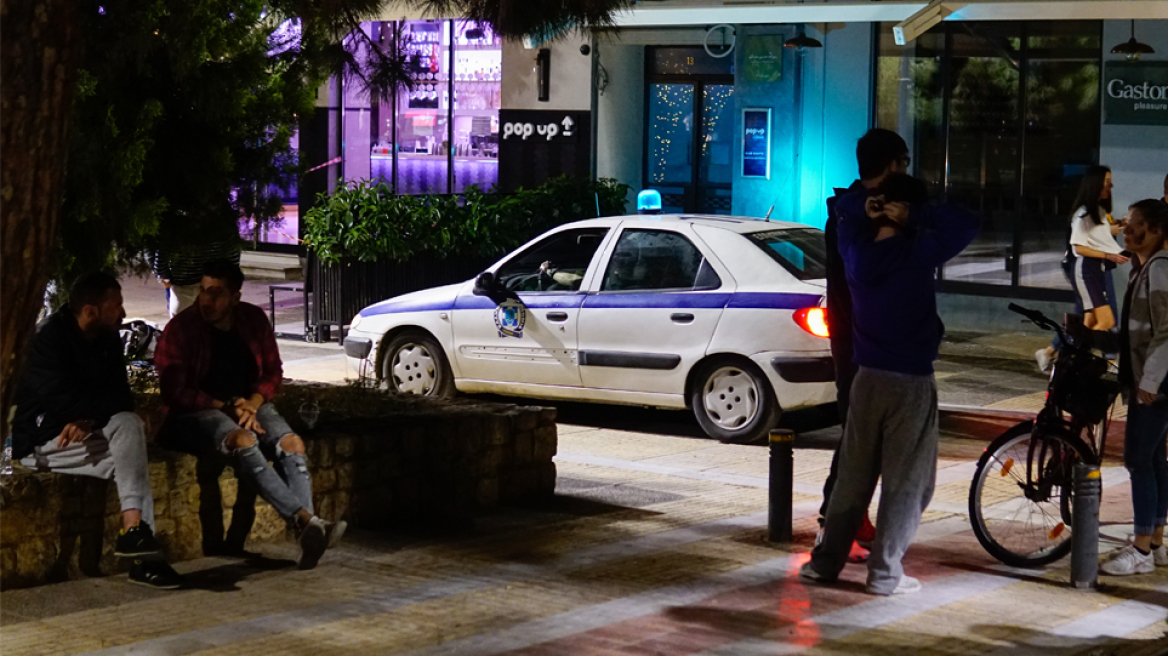 Πάρτι στις πλατείες: «Ανταρτοπόλεμος» τις νύχτες - Η παγίδα που κρύβει ο συνωστισμός