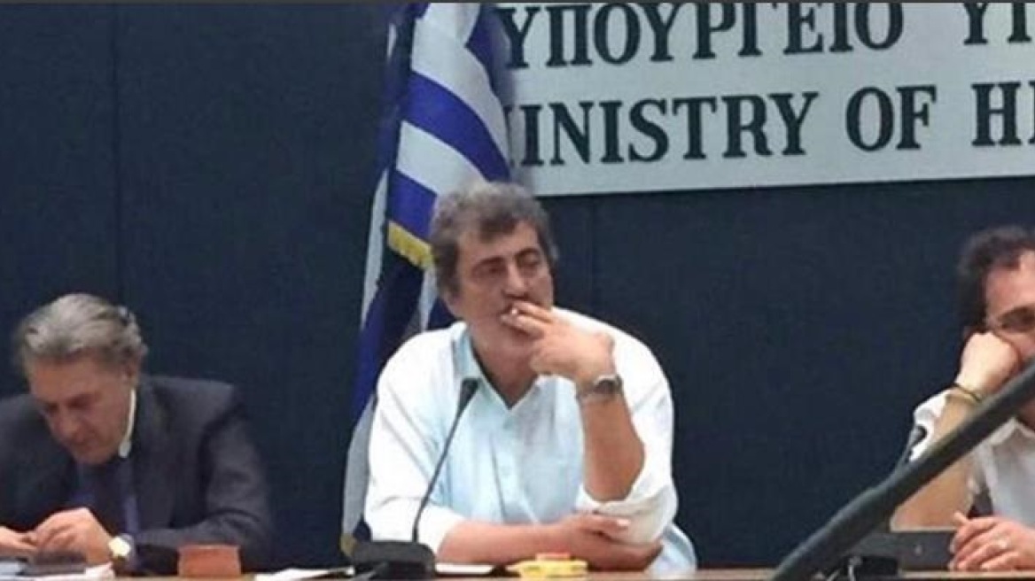 ΝΔ: Απαντά σε άρθρο του Τσίπρα με φωτογραφία του Πολάκη να καπνίζει