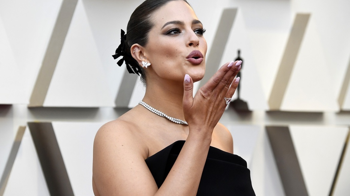 3 makeup tips στα οποία “ορκίζεται” η Ashley Graham