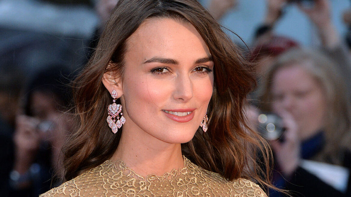 H Keira Knightley φοράει τα must-have σανδάλια των τελευταίων σεζόν