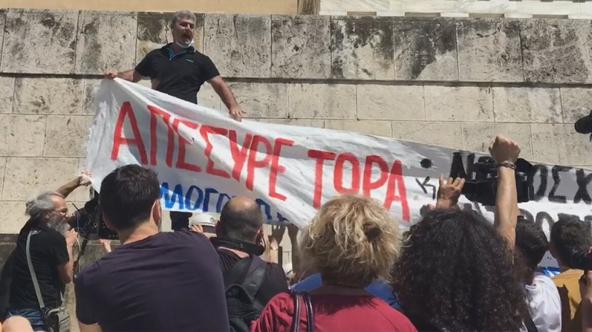 Χαμός στο Twitter με το ανορθόγραφο πανό της ΕΛΜΕ: Το «απέσυρε» που έβγαλε… μάτι