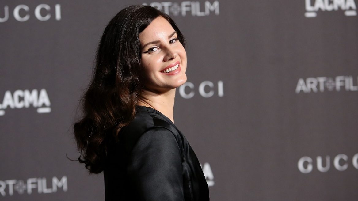 Η Lana Del Rey έκανε μόνη της τα μαλλιά της ξανθά, με τον πιο φυσικό τρόπο