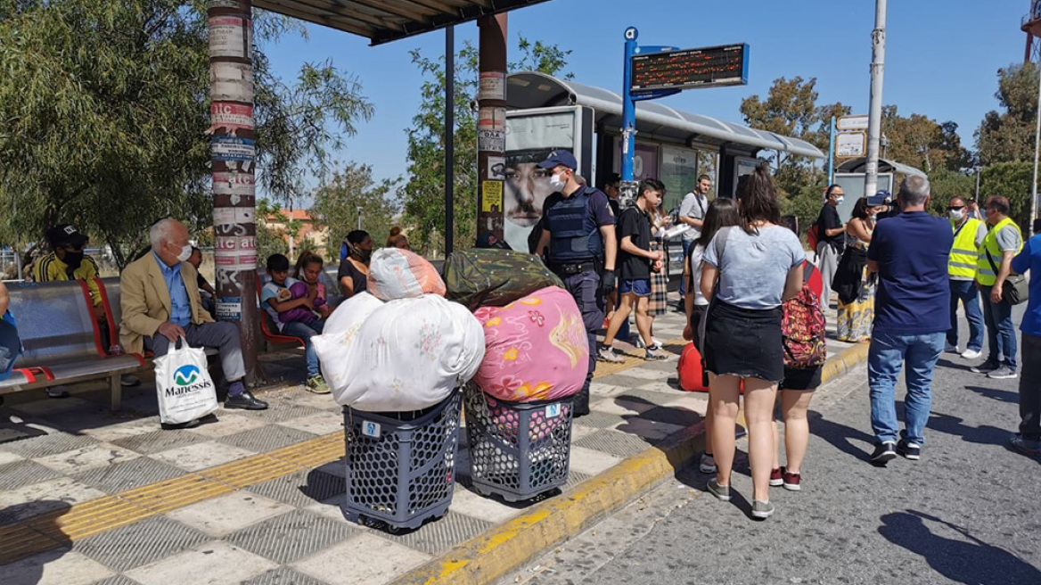 Ρομά έκαναν χαμό για να μπουν σε λεωφορείο στο Ελληνικό - Δείτε φωτογραφίες και βίντεο