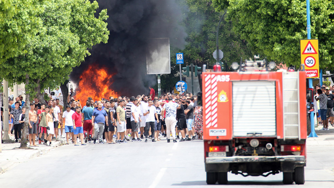 Επεισόδια στη Ν.Σμύρνη Λάρισας - Άναψαν φωτιές οι Ρομά