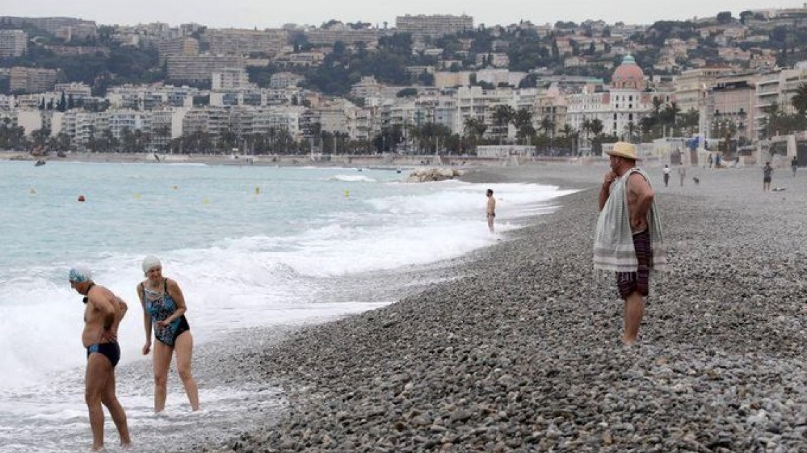 Άνοιξαν οι παραλίες στη γαλλική Ριβιέρα αλλά δεν επιτρέπεται η ηλιοθεραπεία!